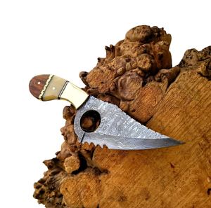 Cuchillo desollador de hoja fija de acero de Damasco de alta calidad de diseño único con mango de hueso de camello y palisandro - Product Image 1