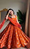 Ensemble Anarkali Moderne de Boutique en Soie Fendy avec Broderie de Fil et de Paillettes, Idéal pour l'Hiver et l'Été, Célébrations, Mariages, Fêtes, Élégant