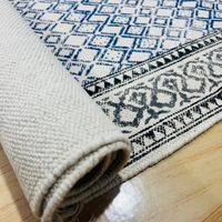 Traditionelle Rajasthani-Durries-Kelim-Teppiche aus Bambusfaser, handgeknüpft, mehrfarbig, indische quadratische gestreifte Teppiche für Zuhause, Flur, Auto, Nylon