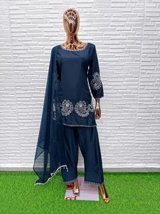 Conjunto de Kurti, Pantalón y Dupatta de Diseño con Bordado de Secuencia Natural y Trabajo de Espejo (Listo para Usar) - Product Image 4