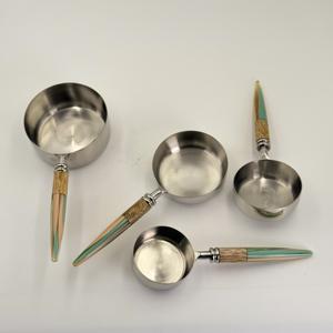 Juego de 4 Tazas y Cucharas Medidoras de Acero Inoxidable Pulido Natural con Mango de Resina - Product Image 1