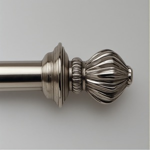 Poste de cortina único Golden Crest diseñado con remates metálicos decorativos que ofrecen un aspecto real y una construcción fuerte para Heritage - Product Image 6