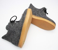 Bottes d'extérieur toutes saisons en feutre de laine écologique, confortables, faites à la main au Népal, Kriti Craft, couleur charbon, design lacé, ISO