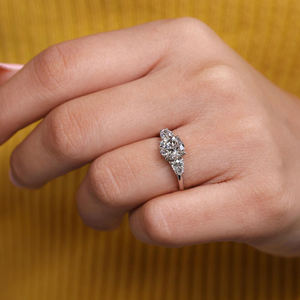 Anillo de Compromiso con Tres Piedras de Circonita Cúbica con Corte Redondo, Dos Piedras Laterales con Corte de Pera, Plata de Ley Chapada en Oro, Anillo de Bodas, Regalo de Cumpleaños - Product Image 6