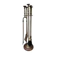 Ensemble de feu en laiton poli antique avec des outils de feu durables fabriqués à la main pour s'adapter magnifiquement aux paramètres de cheminée du vieux monde