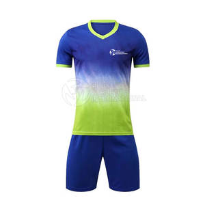 Ensemble maillot et short de football avec panneaux en maille pour une meilleure ventilation, uniforme de football personnalisé pour hommes - Product Image 1