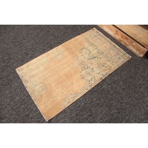 Alfombra turca vintage de 2.6x4.6 pies, naranja con pequeños motivos geométricos y elementos florales. - Product Image 3