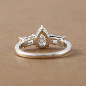 Anillo de compromiso personalizado de tres piedras, Oro Sólido, Plata de ley, pera, corte esmeralda, diamantes cultivados en laboratorio, ajuste de bisel certificado IGI - Product Image 4