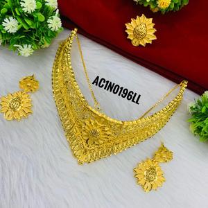 Ensemble de bijoux plaqué or pour femmes avec boîte chaîne motif floral matériel en laiton design floral élégant - Product Image 4