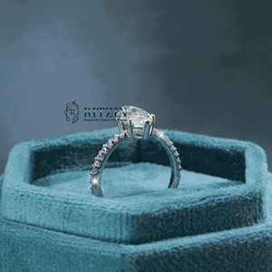 Anillo de compromiso/aniversario solitario de moissanita de 1.80 ct con corte marquesa y redondo, engaste de puntas, plata de ley 925 para mujer Ritzin - Product Image 6