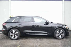 ออดี้ คิว8 อี-ทรอน ควอตโตร พรีเมียม พลัส รุ่นมาตรฐานปี 2024 - Product Image 5