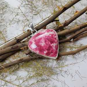 Pendentif en pierre précieuse Thulite en forme de cœur sur mesure en gros - Bijoux faits à la main en argent sterling 925 pour femmes - Product Image 3