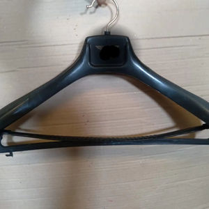 Cintre en plastique polyvalent de 19 pouces, pratique et durable - Product Image 1