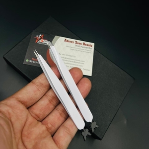 Pince à sourcils en acier durable avec logo personnalisé avec pointe inclinée et ciseaux à ressort à sourcils noir papillon pour la beauté - Product Image 5