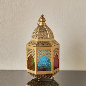 Centro de Mesa Decorativo Moderno y Duradero para Ramadán y Navidad 2026, Candelabro de Metal Dorado con Linterna y Vidrio de Colores - Product Image 1