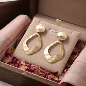 Orecchini Pendenti Minimalisti Irregolari Dorati, Geometrici e Vuoti, per Donna, Regalo, Gioielli di Tendenza, Accessorio Statement Astratto - Product Image 2