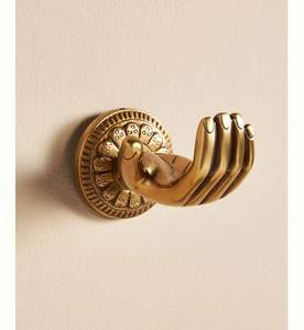 Ganchos de pared de latón de alta resistencia para colgar abrigos pesados, batas, bolsos y accesorios al tiempo que mejora el espacio con encanto vintage - Product Image 1