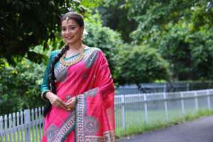 Sari en soie Tussar douce pour femme avec pallu contrastant traditionnel et bordure unique, fabriqué en Inde, en stock - Product Image 3