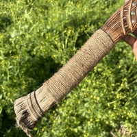 Hache Tomahawk en acier carbone forgé à la main de haute qualité, avec manche en bois et étui en cuir, idéale pour le camping, la chasse, ou comme cadeau pour papa.