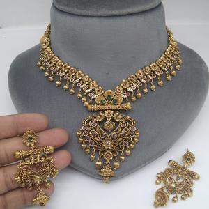 Collier chic de créateur de haute qualité avec finition dorée Ensemble de boucles d'oreilles pour la collection de vêtements de mariage pour femmes et filles - Product Image 1