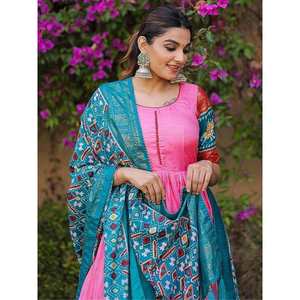 ชุดราตรีผ้าไหมโดลาพิมพ์ลายฟอยล์สีชมพูสวยงาม สง่างาม เหมาะสำหรับงานอีเว้นท์ พร้อมผ้าคลุมไหล่ - Product Image 1