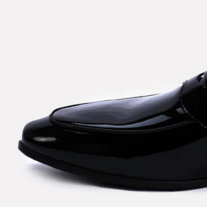 Ensemble de chaussures en cuir noir pour hommes de qualité supérieure, conçues avec des coutures de qualité et une semelle extérieure robuste, style professionnel élégant, finition lisse - Product Image 6