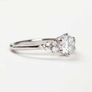 Bague de fiançailles en diamant taillé brillant de 6.5mm | Bague de mariage de mariée en pierre latérale en grappe | Bague en argent sterling plaqué or 18 carats - Product Image 3