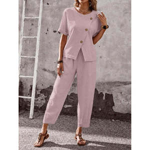 Ensemble deux pièces pour femme, chemisier à manches courtes avec détail asymétrique boutonné et pantalon froissé, 35758 - Rose - Product Image 2