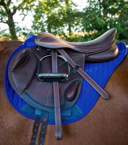 Selle anglaise matelassée respirante offrant un rembourrage doux, une construction durable, un ajustement stable, une évacuation de l'humidité et un flux d'air. - Product Image 2