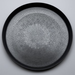 Placa de cargador de hierro Ocean Mist, remolinos azulados inspirados en el mar, arte moderno ligero, diseño antiguo para bodas costeras serenas - Product Image 1