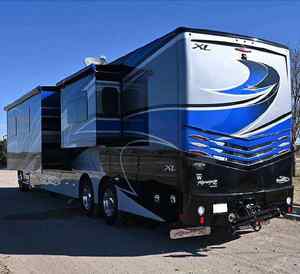 Ordenado 2026 F r e i g h t LI N E R M2 + 106 Sport-chasis LH5 Luxury Crew Cab H a u l e r - Product Image 2