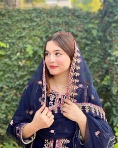 Haut en velours lourd de qualité supérieure à imprimé indien avec de belles broderies et pantalon palazzo en velours et Kurti avec dupatta - Product Image 2