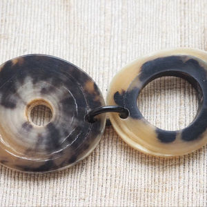 Collier de luxe en corne de buffle fait à la main, bijoux naturels et durables pour femmes, haute qualité - Product Image 1