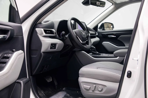 Tout Neuf, Kilométrage Zéro/Km, Prix Abordable, 2025 Platinum White Pearl TY - Highlander GLE 2.5L HEV FWD SUV Hybride de Luxe - Product Image 3