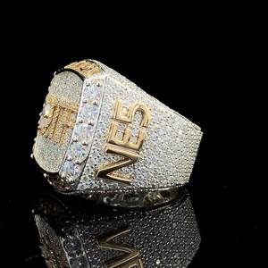 Anillo personalizado de Hip Hop de diseñador para hombre en oro amarillo de 14 Kt con diamantes de corte redondo cultivados en laboratorio con claridad VVS mejorada - Product Image 2