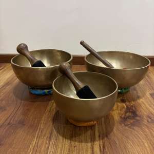 Bol sonore en métal bronze de qualité supérieure fait à la main pour la pratique quotidienne Alignement des chakras de style traditionnel Artisanat en métal artisanal - Product Image 4