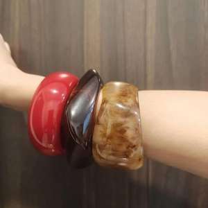 Bracelets en résine faits à la main de qualité supérieure avec motif unique Design durable Cadeau parfait pour anniversaire et anniversaire d'Inde - Product Image 3