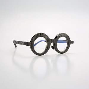 Marco de gafas de sol de cuerno elegante creado con artesanía detallada y materiales sostenibles para amantes de la Moda Ética - Product Image 4