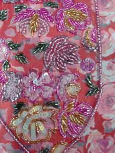 Blouse à col en U avec broderie florale perlée à la main personnalisée pour les tenues de mariage, débardeur formel avec logo sur le devant pour toutes les saisons - Product Image 6