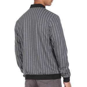 แจ็คเก็ตวาร์ซิตี้ผ้าซาตินสำหรับผู้ชาย ออกแบบมาเพื่อความทันสมัยและการใช้งานได้หลากหลายในชีวิตประจำวัน - Product Image 4
