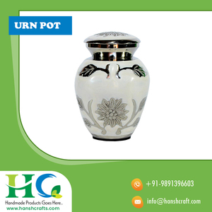 Urna Funeraria Blanca con Diseño Floral |   Urna Conmemorativa de Latón Hecha a Mano para Cenizas Humanas, Recuerdo Funerario para Adultos - Product Image 2
