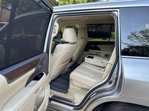 (H&S) รถ Lexus LX 570 SUV ปี 2019 สีเงินอะตอมมิก สภาพดี - Product Image 3