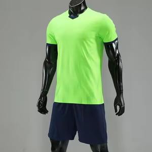 Uniforme de football tendance pour hommes maillot de football chemise avec short combinaison de sport solide entraînement séchage rapide respirant vente en gros - Product Image 1