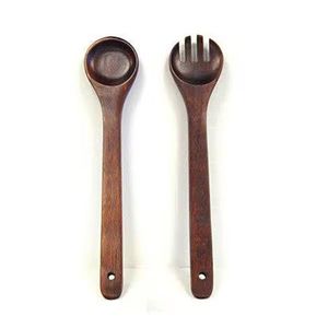 Service à salade en bois d'acacia brun fait à la main avec poignée en forme de spirale fait à la main dans les accessoires de cuisine - Product Image 1