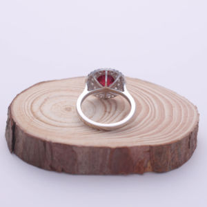 Bague de fiançailles pour femme en or blanc, rose et jaune 9 carats avec pierre précieuse ronde rouge de 2,21 carats cultivée en laboratoire, double halo et diamant rond - Product Image 4