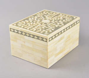 Boîte décorative de luxe artisanale en incrustation d'os, avec un motif élégant de vignes florales blanches sur un fond gris, rectangulaire - Product Image 1