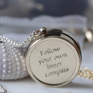 Collar con Brújula Pequeña de Latón Crudo Personalizado Unisex, Regalos para Esposo, Regalo para Parejas, Regalos de Navidad - Product Image 2