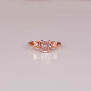 Bague de fiançailles tendance plaquée or rose 18 carats avec diamant de laboratoire taille radiant, design classique personnalisé pour cadeau d'anniversaire - Product Image 1