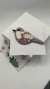 Broches à perles Broche de créateur faite à la main. Accessoires de haute qualité. Broche au design unique. Meilleur cadeau pour une fête prénatale. - Product Image 3