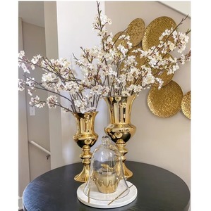 Vase design à lampe avec aspect antique, finition dorée parfaite pour un style classique à la maison et des présentoirs de fleurs élégants - Product Image 4